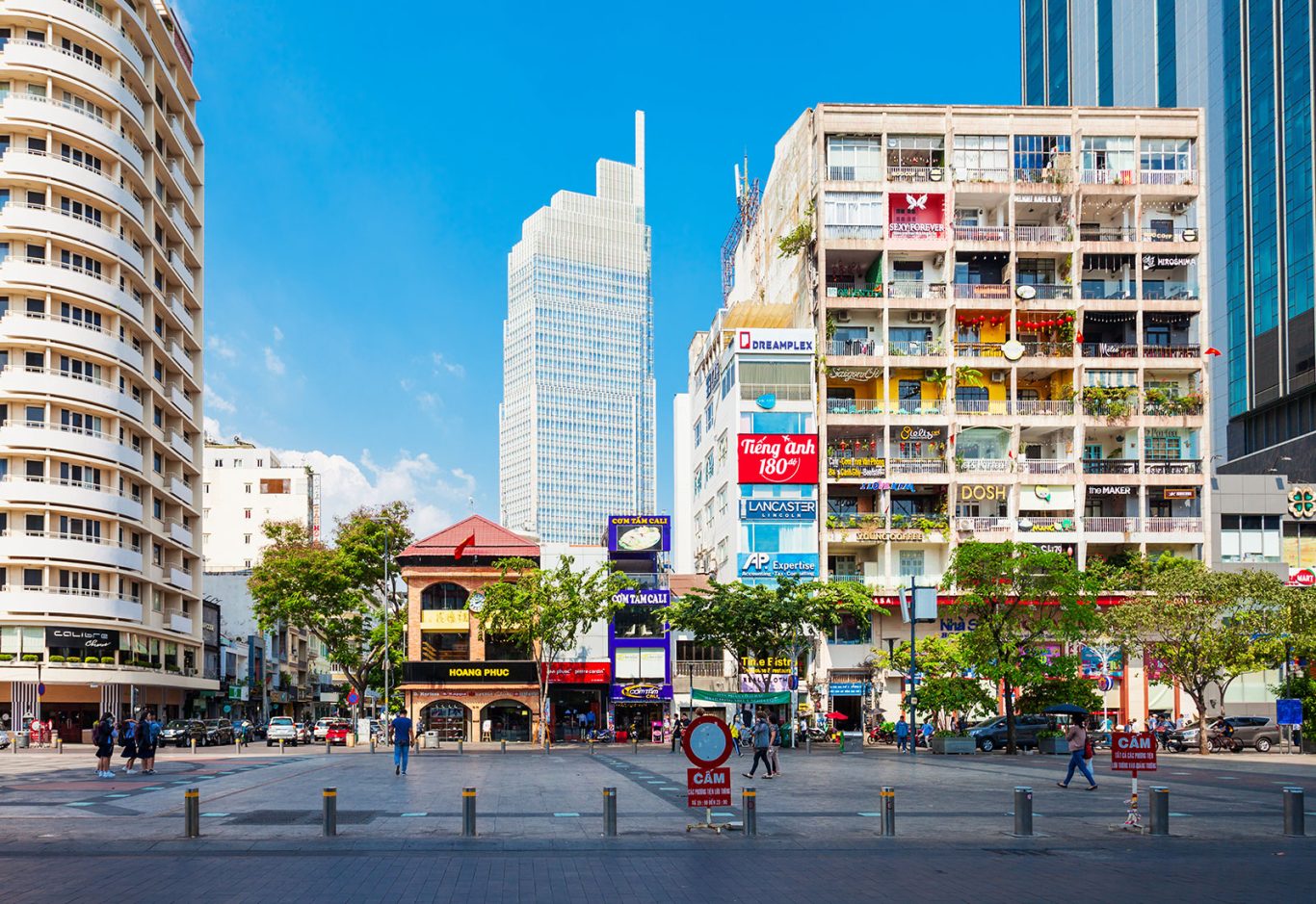 Saigon Moderne Skyline von Ho-Chi-Minh-Stadt (Saigon) mit bunten Häuserfassaden und Fußgängerplatz im Zentrum Vietnams