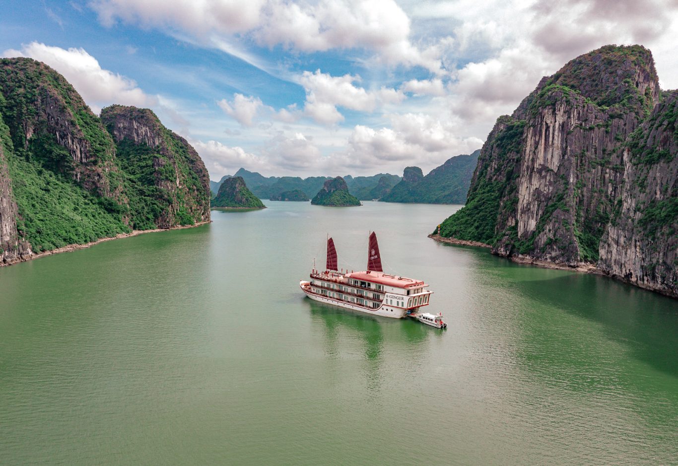 Halong-Bucht, Nordvietnam Kreuzfahrtschiff in der Halong-Bucht in Vietnam zwischen grünen Kalksteinfelsen
